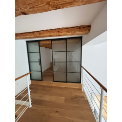 příčka s mléčným sklepa posuvem