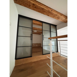 stěna s posuvnými dveřmi