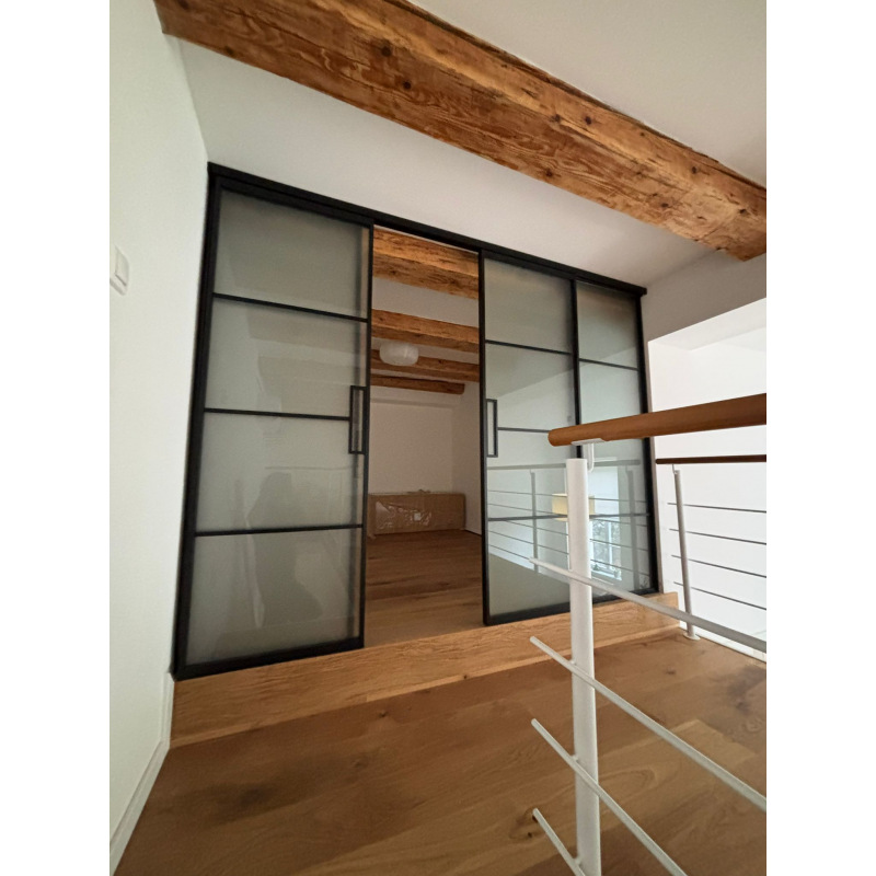 stěna s posuvnými dveřmi